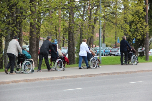 Tutkija: Vanhusta ei saa alentaa asiakkaaksi