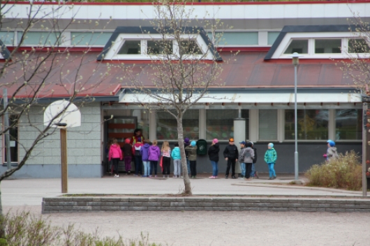 Kansalaismielipide: Puolet leikkaisi lapsilisiä ja kotihoidon tukea