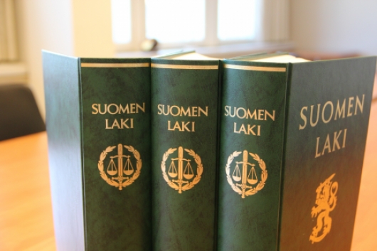 Valtaosa suomalaisista: säännöksiä ja määräyksiä on liikaa.