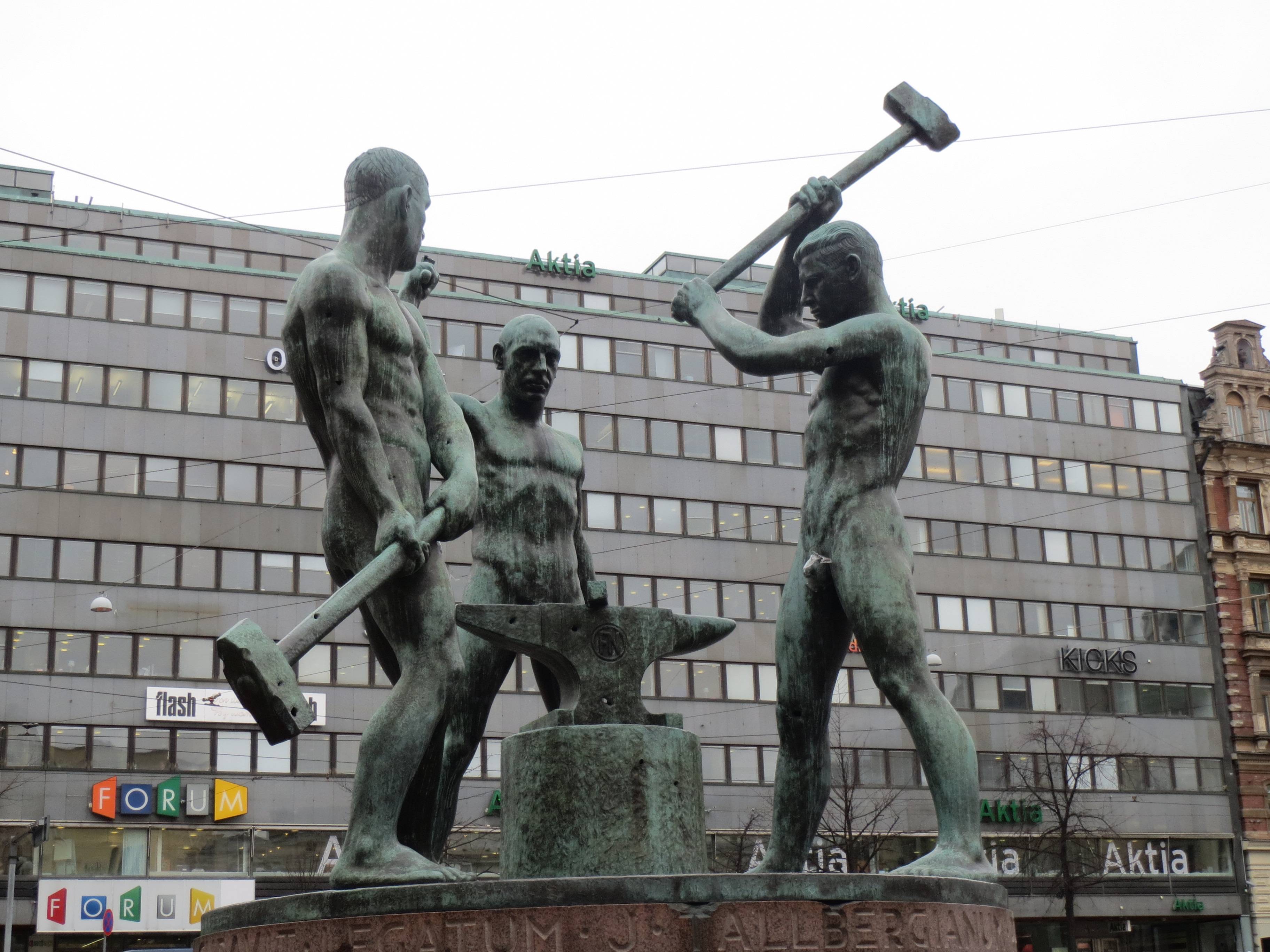 Puolet suomalaisista muuttaisi presidentin valta-asemaa – diktatuurille ei kannatusta