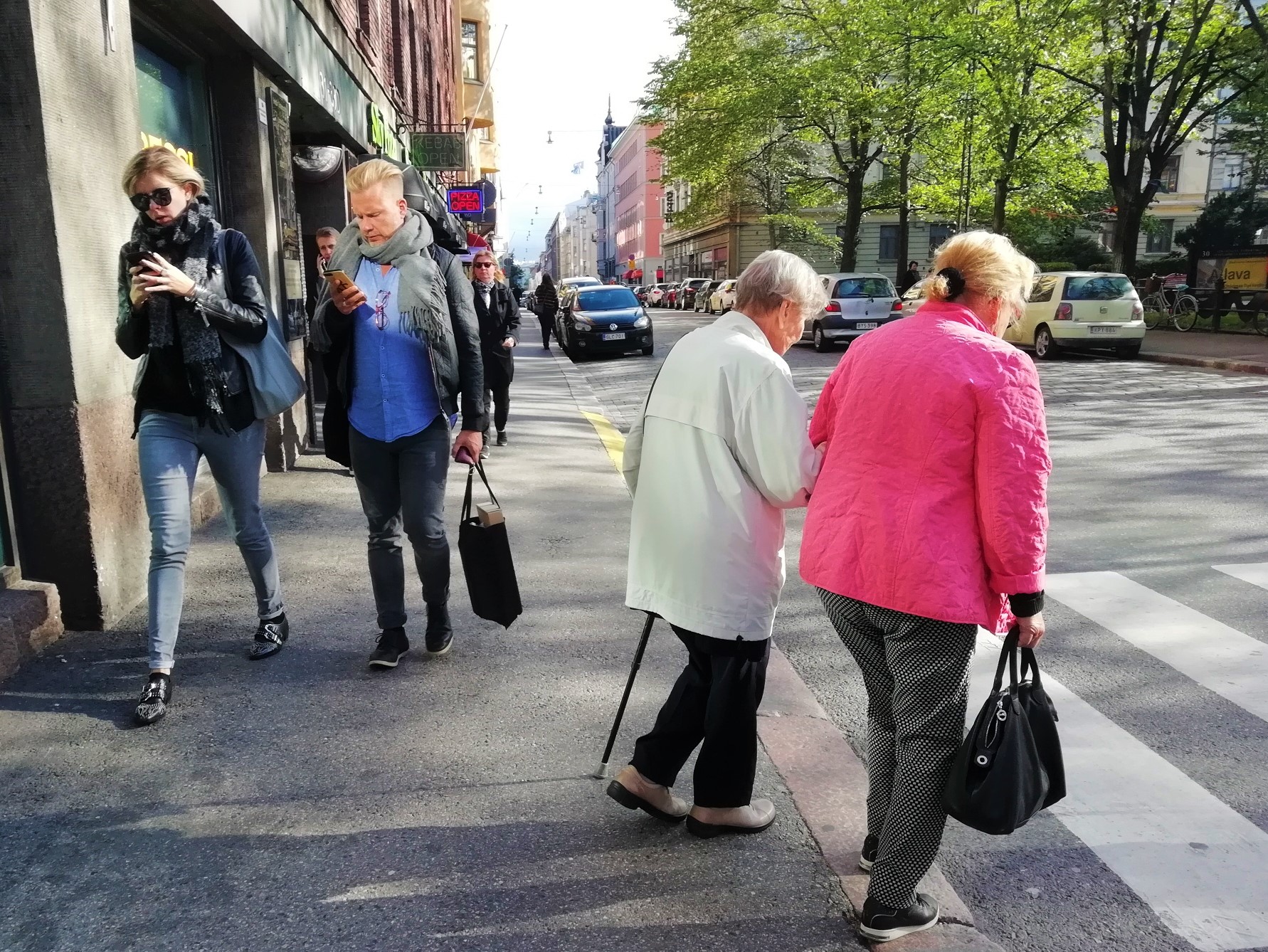 Lähes kaikki kuntien palvelut riittäviä – huolta vanhusten palveluista