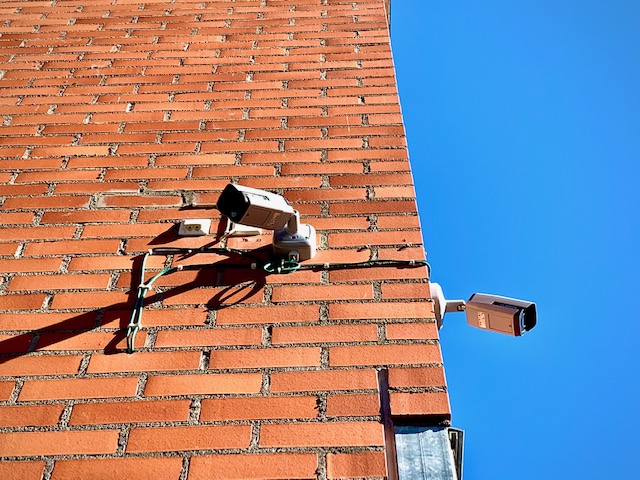 Yritysten ja valtioiden tekemä nettiseuranta tuomitaan – kameravalvontaa sekä valvontaa rikollisuuden ja epidemioiden torjumiseksi ymmärretään