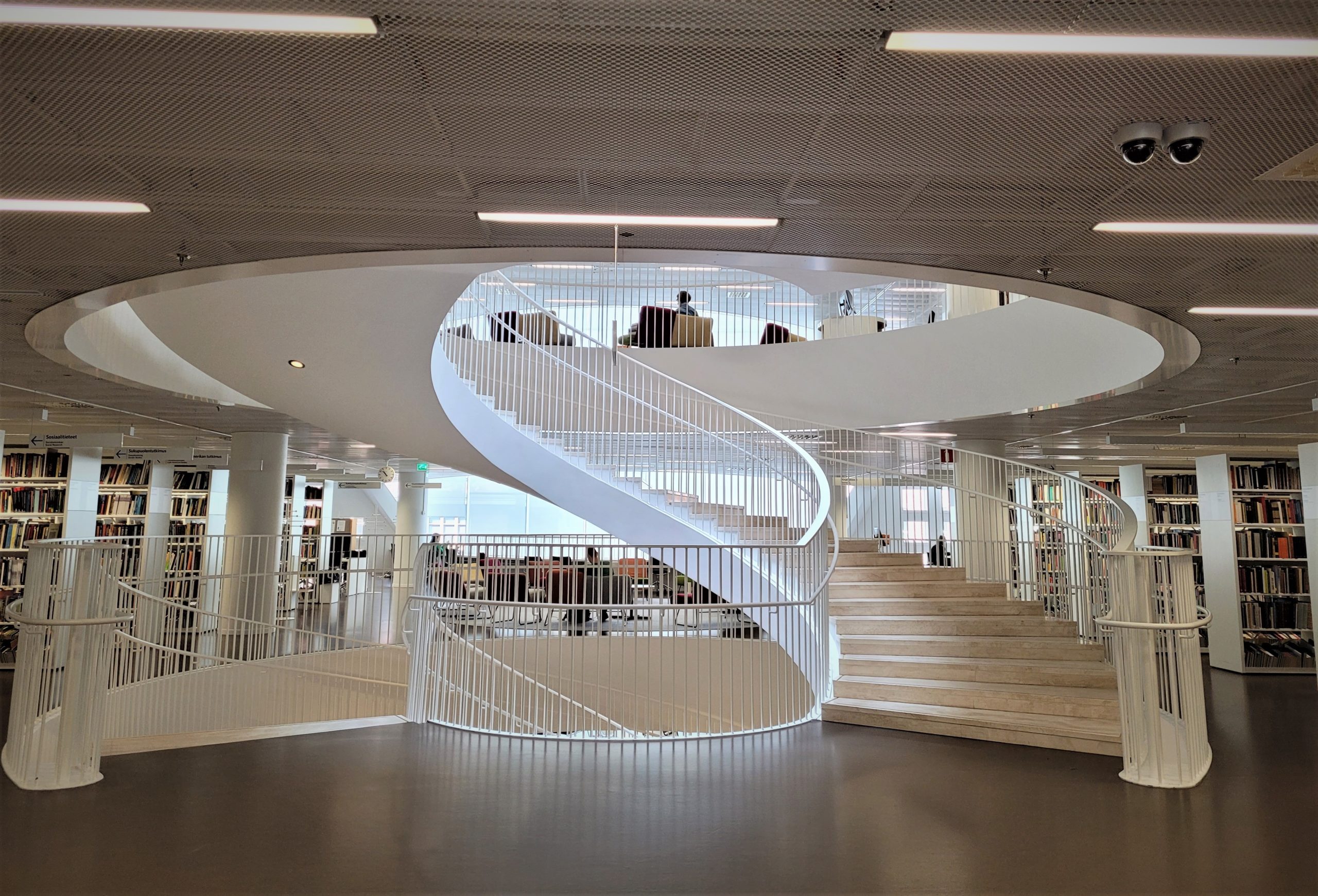 Suomen vuosikymmenen plussat: Maanpuolustus, koulutusjärjestelmä, kilpailukyky, yrittäminen ja tutkimus. Miinukset: Luottamus politiikkaan, velkaantuminen, sote-palvelut, ilmastotalkoot ja verotus.